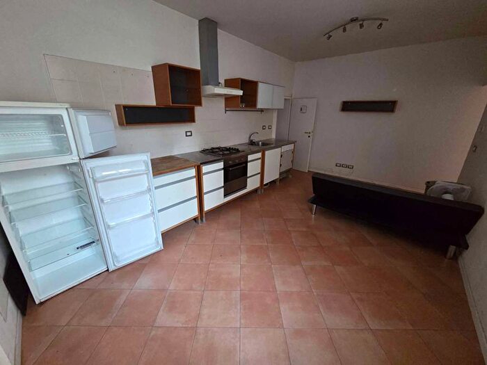 Appartamento trilocale in affitto in Via de' Castagnoli, Centro Storico, Bologna