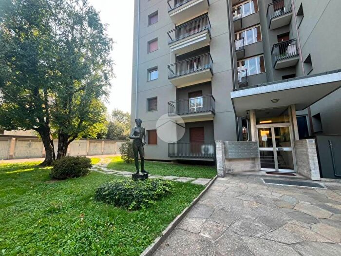 Appartamento trilocale in vendita in Via Nino Bixio, Centro, Carate Brianza
