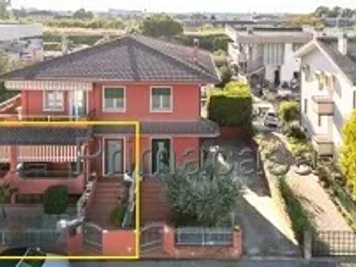 Appartamento con 6 locali in vendita in Via Stazione, Zimella