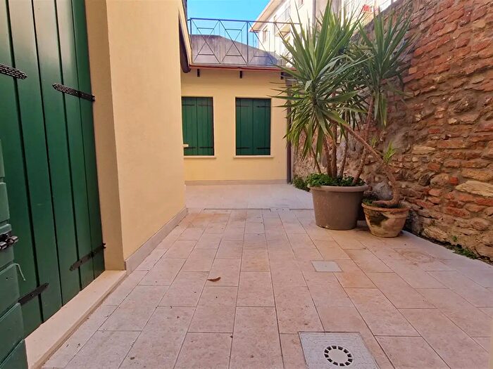 Appartamento trilocale in affitto in Via Gambina, Este