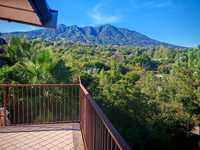 Appartamento con 6 locali in vendita in Via Alveo Fosso dei Leoni, Somma Vesuviana