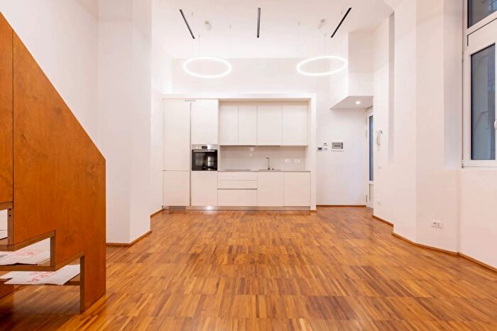 Appartamento trilocale in vendita in Via Emilio Cornalia Milano, Milano