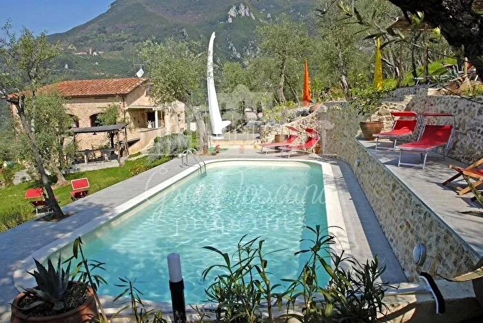 Casa con 16 locali in vendita in Camaiore