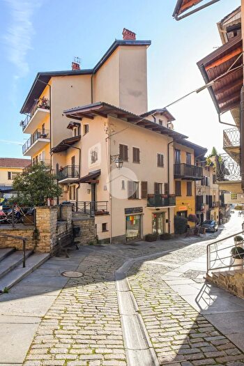Casa quadrilocale in vendita in Piazza Renato Ruffinatti, Giaveno