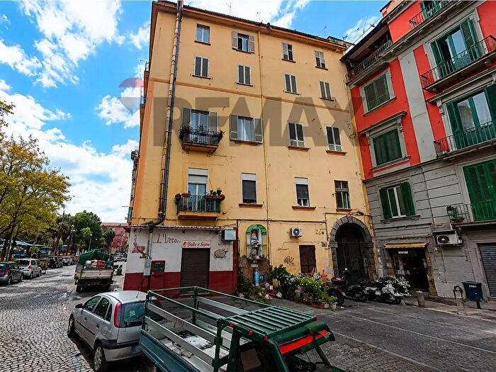 Appartamento con 5 locali in vendita in Piazza Cavour, Napoli