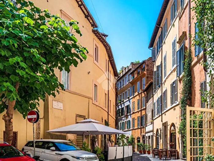 Appartamento trilocale in affitto in Via dei Cappellari, Roma