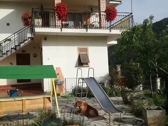 Casa con 10 locali in vendita in Camporosso