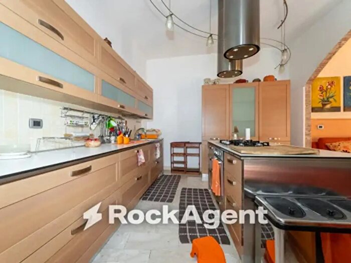 Casa con 5 locali in vendita in Via Santa Barbara, Catania