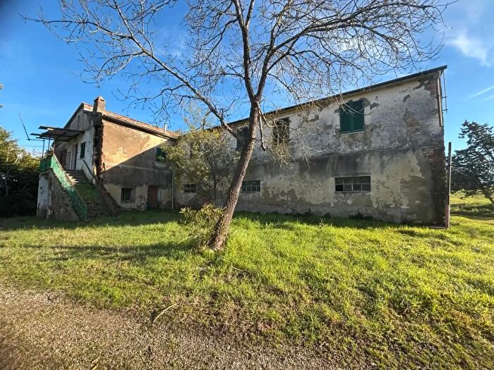 Casa con 15 locali in vendita in Volterra