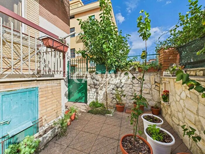 Appartamento quadrilocale in vendita in Via Vincenzo Sartori, Roma