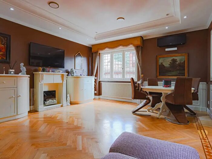 Appartamento con 5 locali in vendita in Via Amantea, Roma