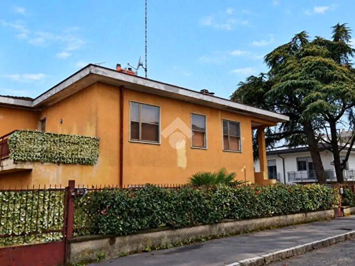 Casa quadrilocale in vendita in Via Pirandello, Rozzano