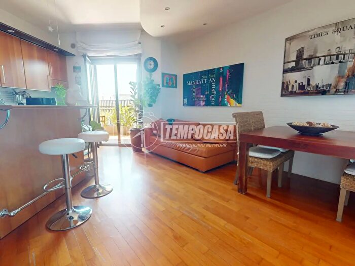 Appartamento trilocale in vendita in Via Antonio De Curtis, Bari