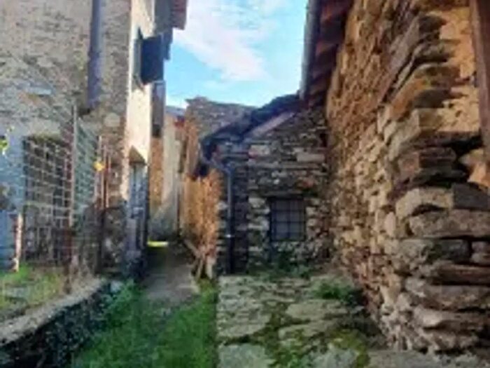 Casa trilocale in vendita in Via Calarico, Intragna