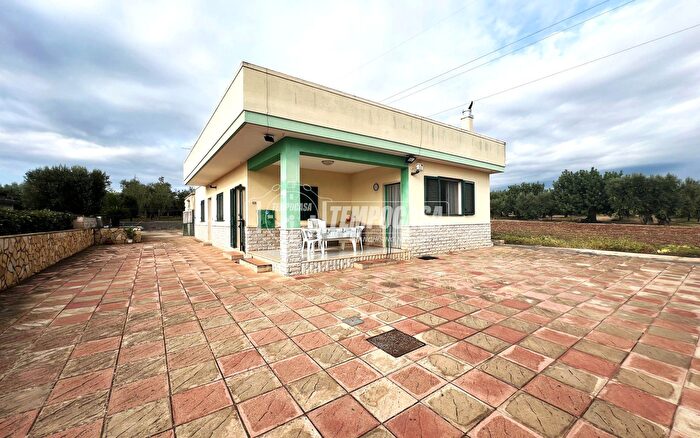Casa quadrilocale in vendita in Contrada Samato, Monopoli