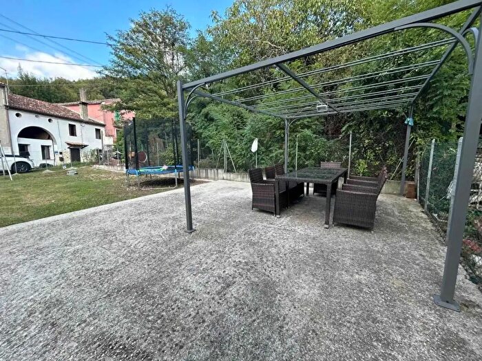 Casa con 12 locali in vendita in Via Val d'Oca, Albettone