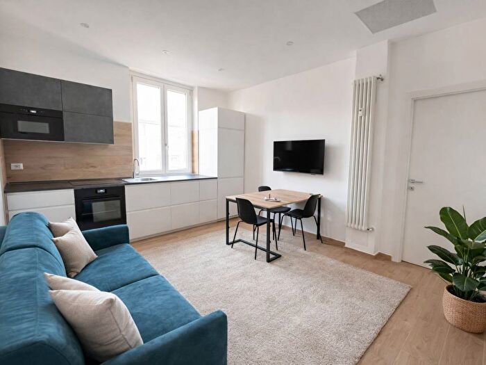 Appartamento trilocale in affitto in Via Andrea Costa, Casoretto, Milano