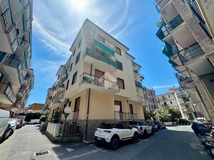 Appartamento trilocale in vendita in Via Alassio, Spotorno