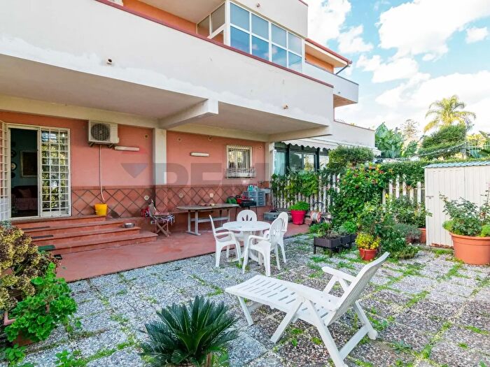 Casa con 5 locali in vendita in Via Vampolieri, Aci Catena