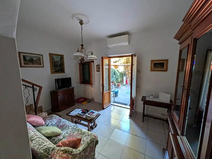 Casa con 8 locali in vendita in Scandicci