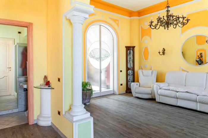 Casa con 6 locali in vendita in Via Ammiraglio Burzagli, Montevarchi