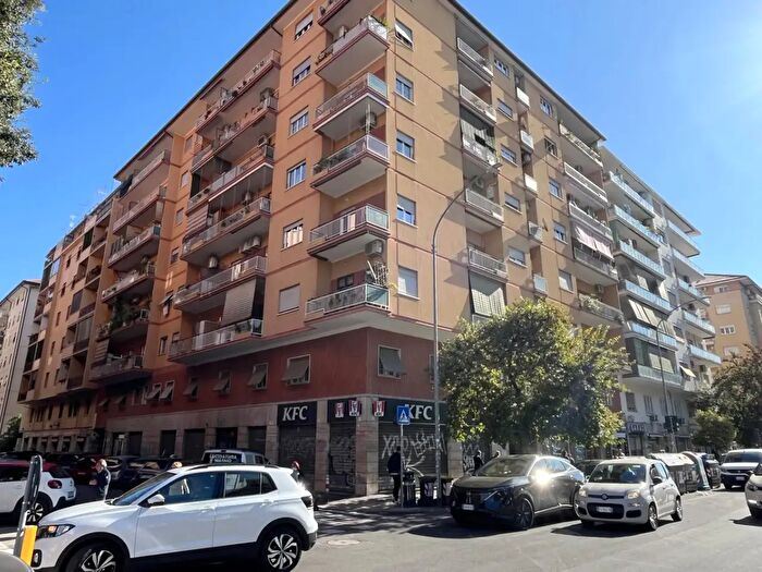 Appartamento trilocale in vendita in Via Tuscolana, Roma