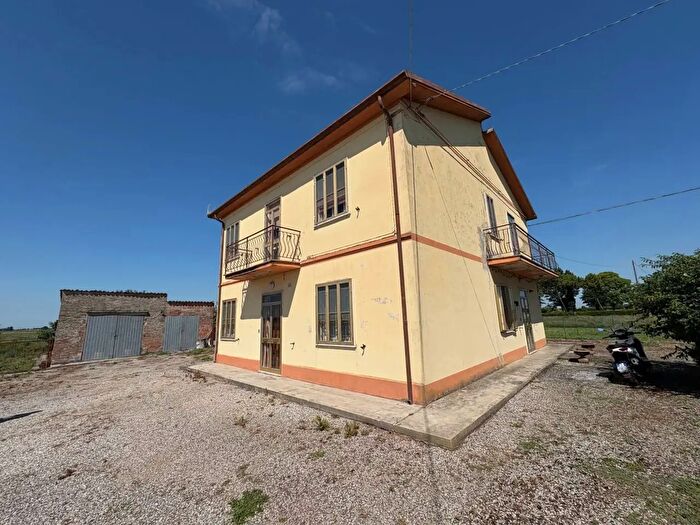 Casa con 8 locali in vendita in Tresignana