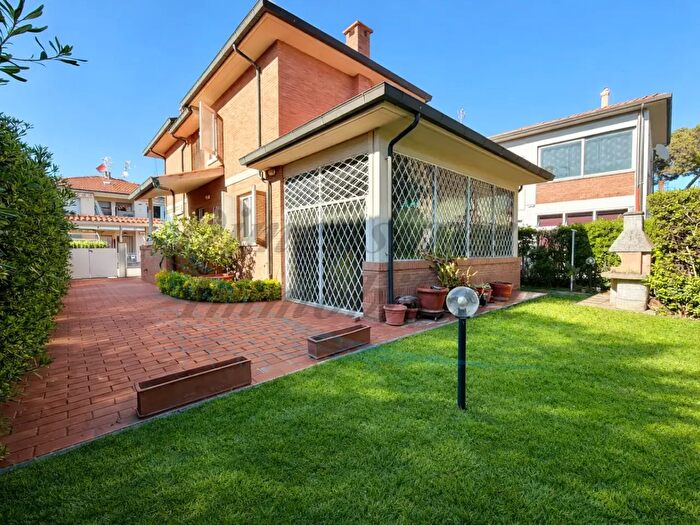 Casa con 5 locali in vendita in Via Pietro Toselli, Cecina