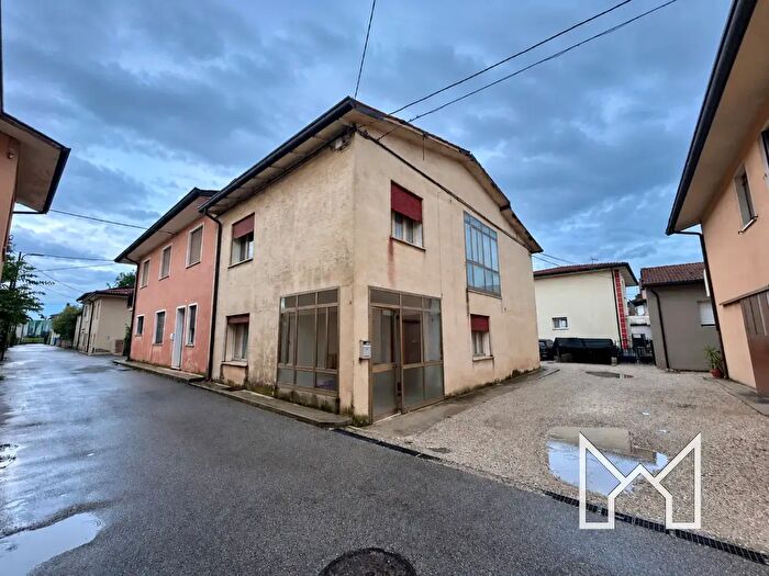 Casa quadrilocale in vendita in Rosa'