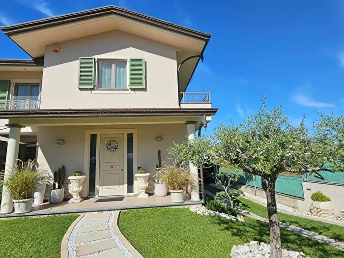 Casa con 11 locali in vendita in Massarosa