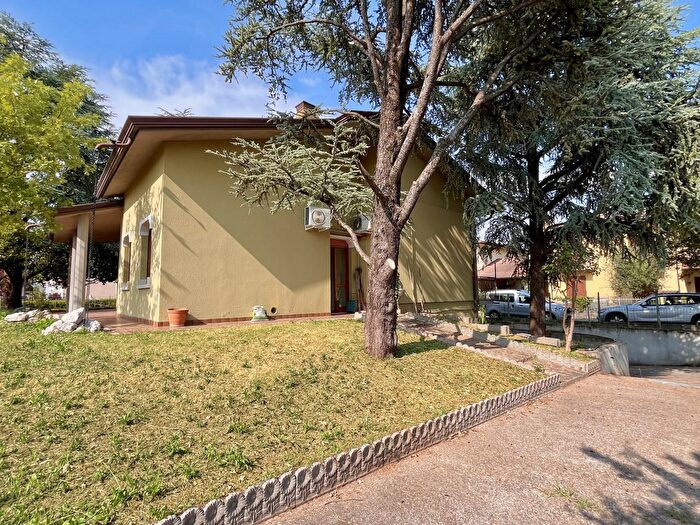 Casa con 5 locali in vendita in Via Santa Giustina, Montichiari