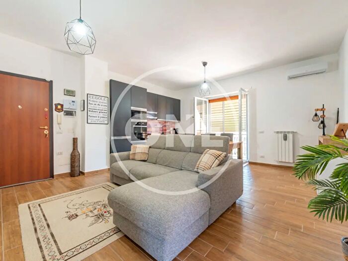 Appartamento trilocale in vendita in Via Bussi sul Tirino, Roma