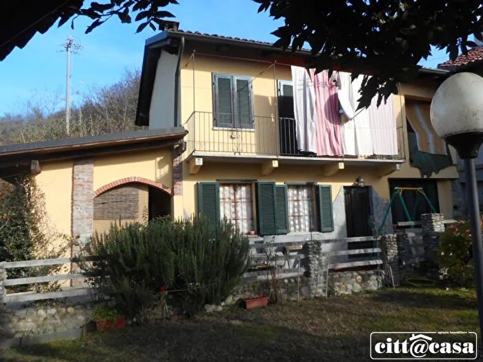 Casa con 6 locali in vendita in Aramengo