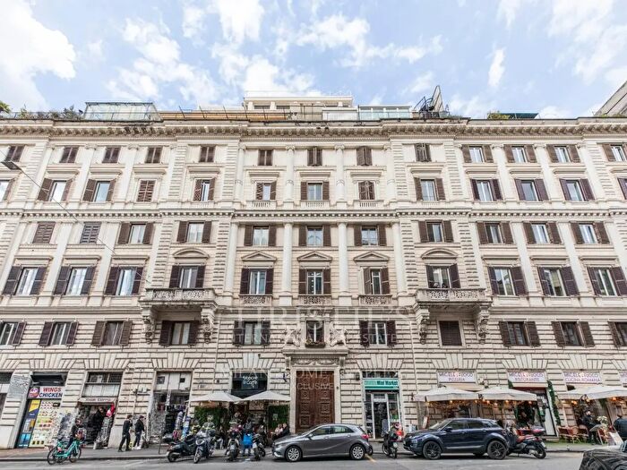 Appartamento quadrilocale in vendita in Via Cavour, Roma