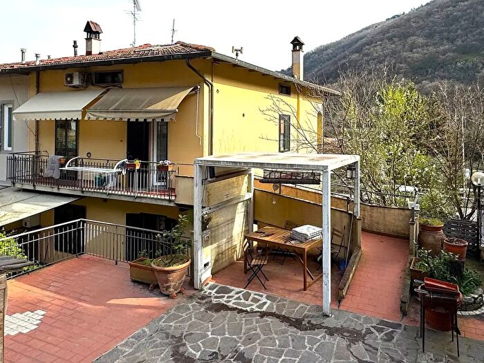 Casa con 7 locali in vendita in Via Toscano Magazzini, Prato