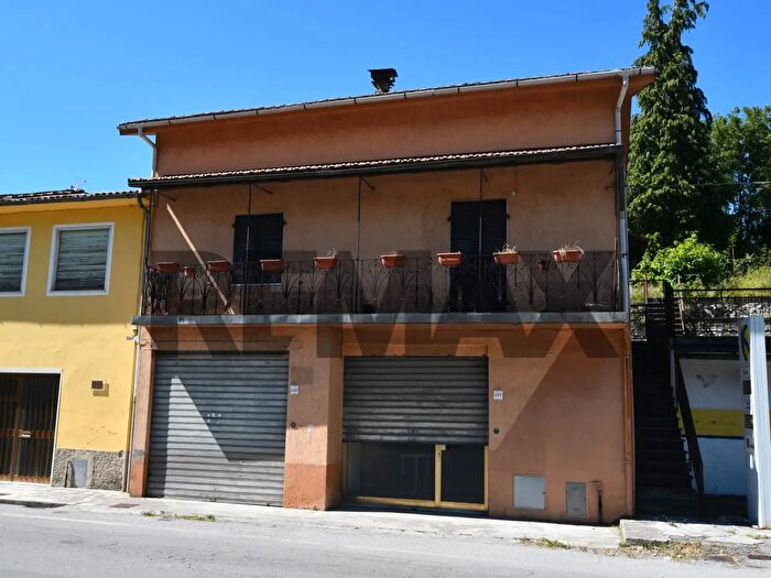 Casa con 7 locali in vendita in Minucciano