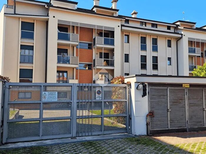 Appartamento trilocale in vendita in Via del Lavoro, Gallarate