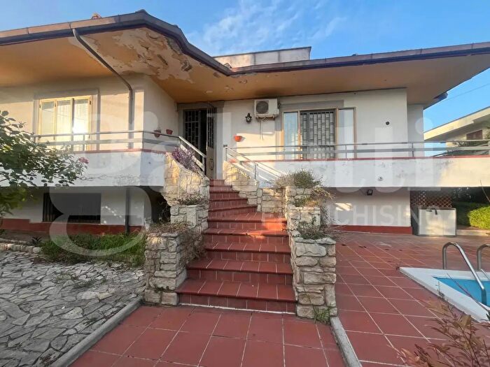 Casa con 10 locali in affitto in Via Vittorio Veneto, Pignataro Maggiore