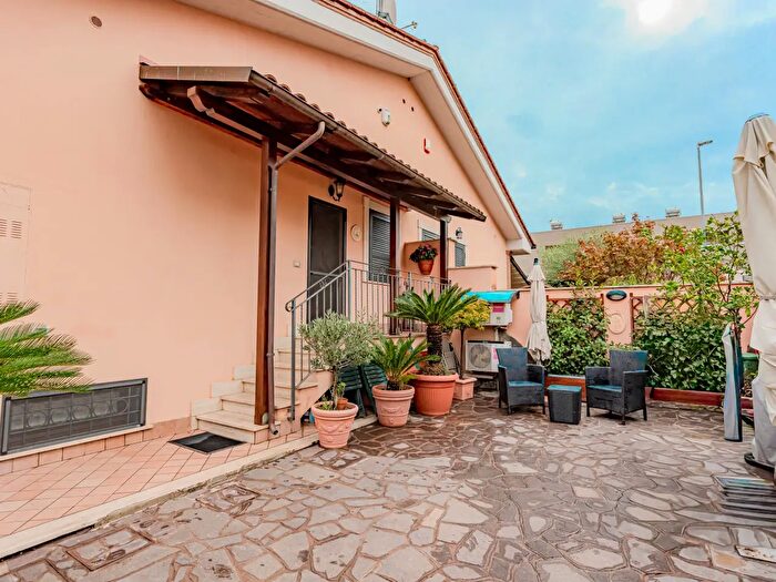 Casa quadrilocale in vendita in Via Caiolo, Roma