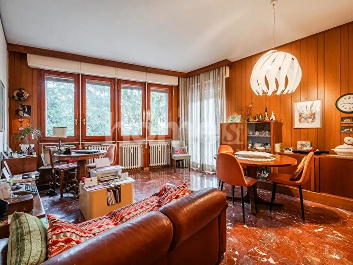 Appartamento con 7 locali in vendita in Via Ciro Menotti, Reggio Emilia