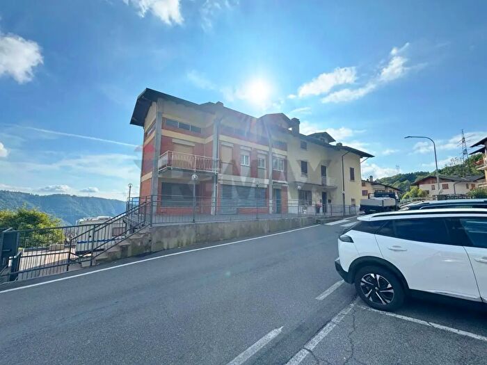 Casa con 6 locali in vendita in Dossena