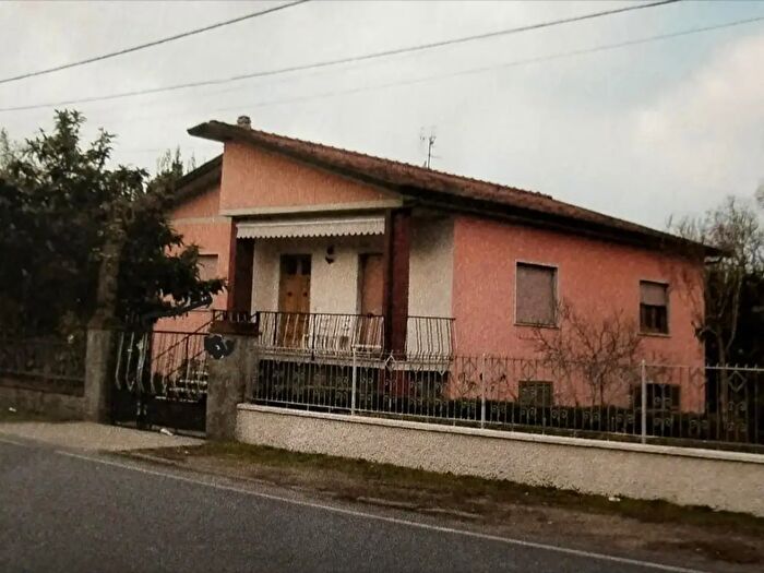 Casa con 7 locali in vendita in Massa