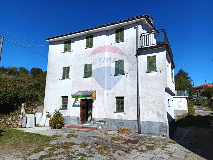 Casa con 8 locali in vendita in Via delle Scuole, Roccavignale