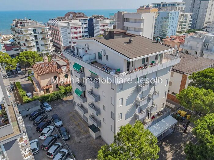 Appartamento trilocale in vendita in Via Foscolo, Jesolo