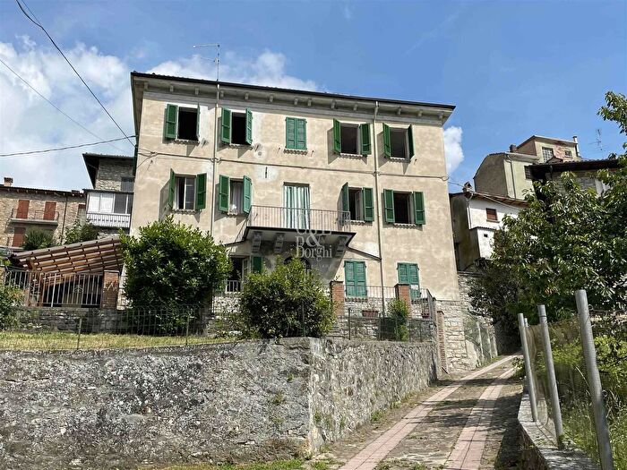 Casa con 8 locali in vendita in Via Crosa, Romagnese