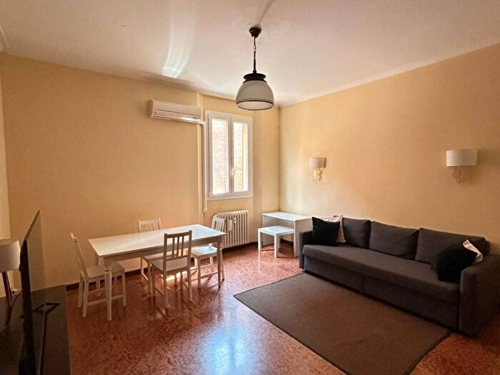 Appartamento quadrilocale in affitto in Via delle Donzelle, Centro Storico, Bologna