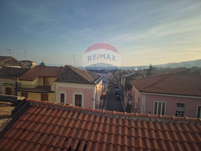 Casa con 8 locali in vendita in Via Umbero, Piedimonte Etneo