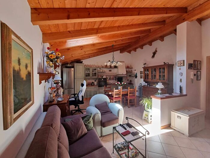 Appartamento trilocale in vendita in Via di Mezzo Dubino, Dubino