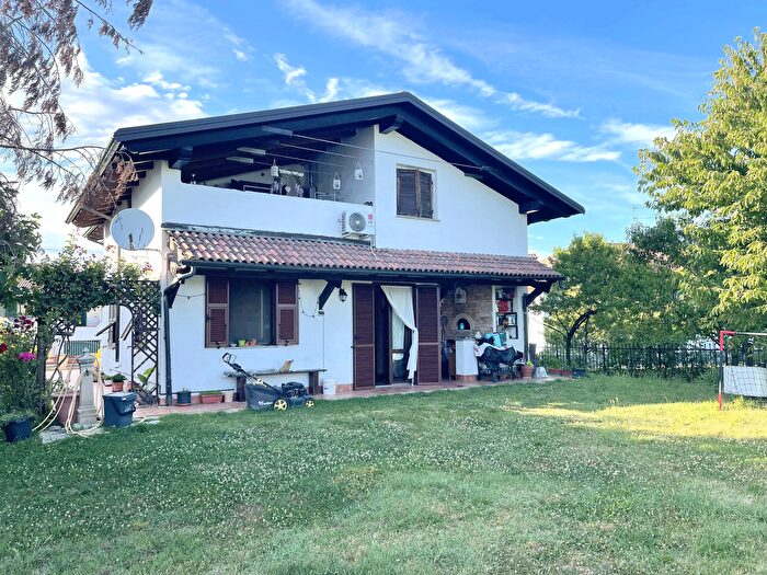 Casa con 9 locali in vendita in Frugarolo