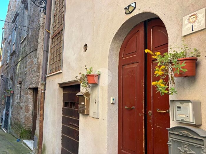 Appartamento trilocale in vendita in Via Girolamo Savonarola, Corchiano